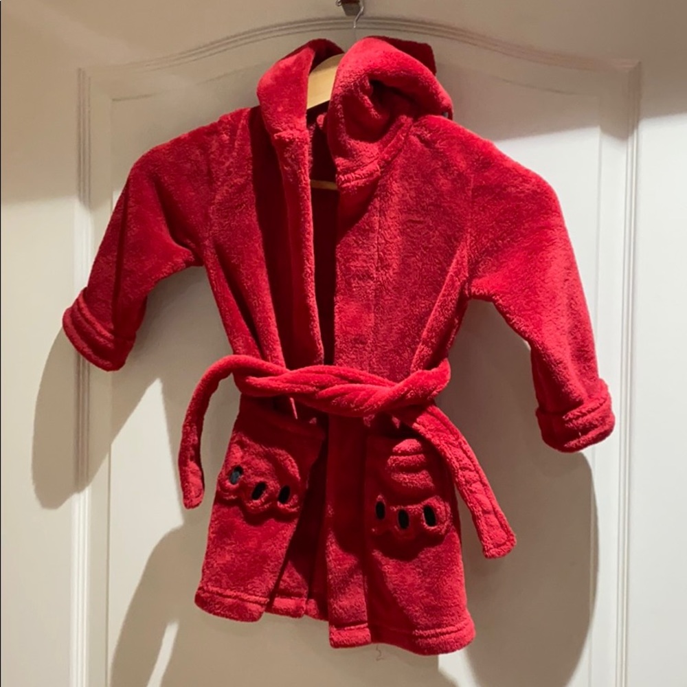 Plush kid’s robe in red.